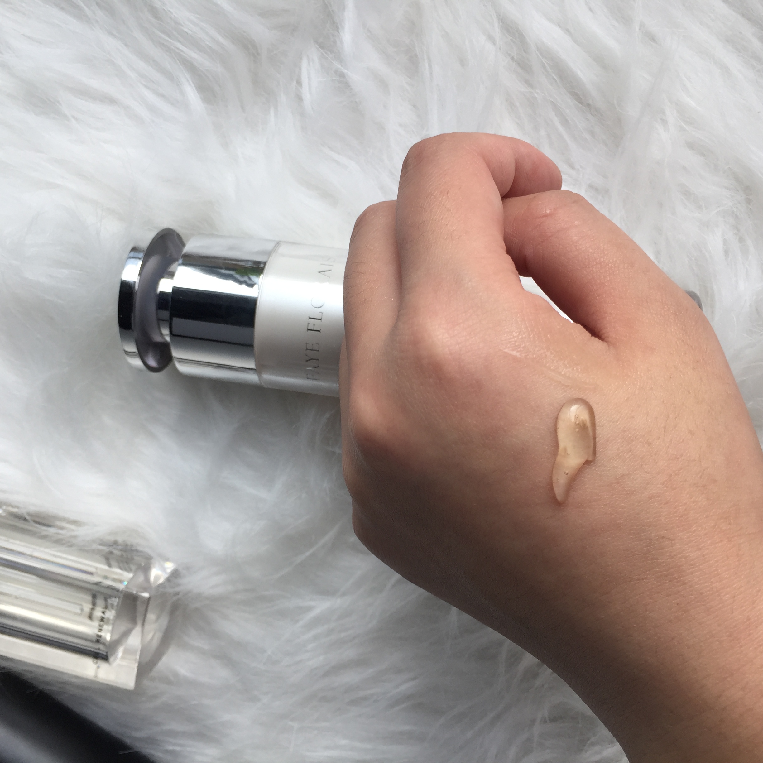 皮肤泛红脱皮长痘用什么护肤品好,18岁脸上长痘的少女用什么护肤品