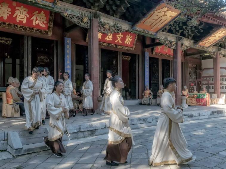 云南建水，一座有着全国第三大孔庙的边陲古城，烧烤更是享誉全省