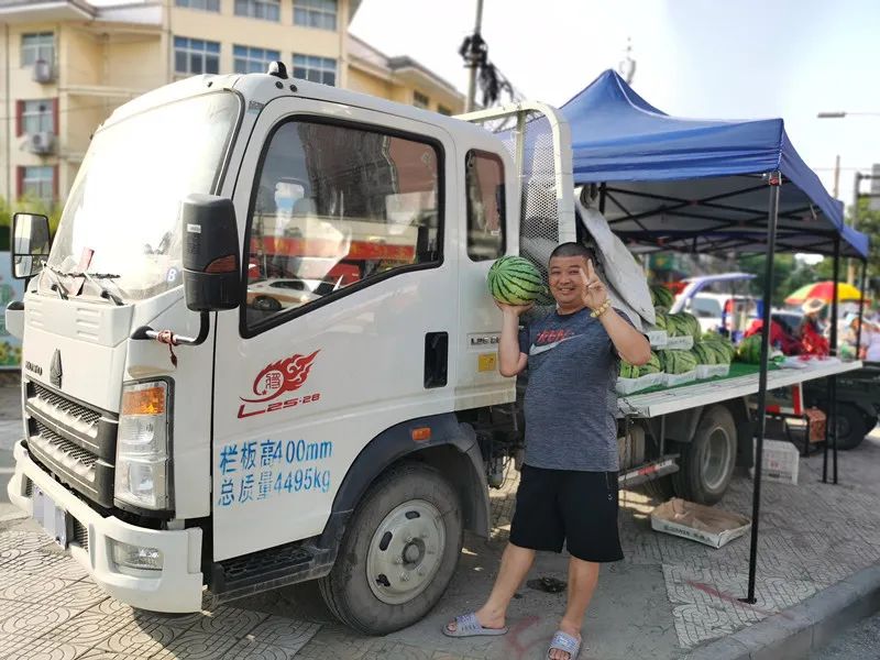 经济省油！摆地摊，梁师傅只用HOWO轻卡卖水果