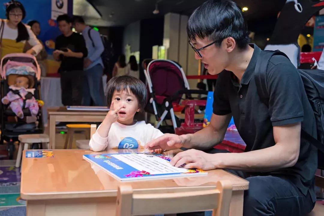 世上只有妈妈好有宝马宝悦呵护的孩子像个宝