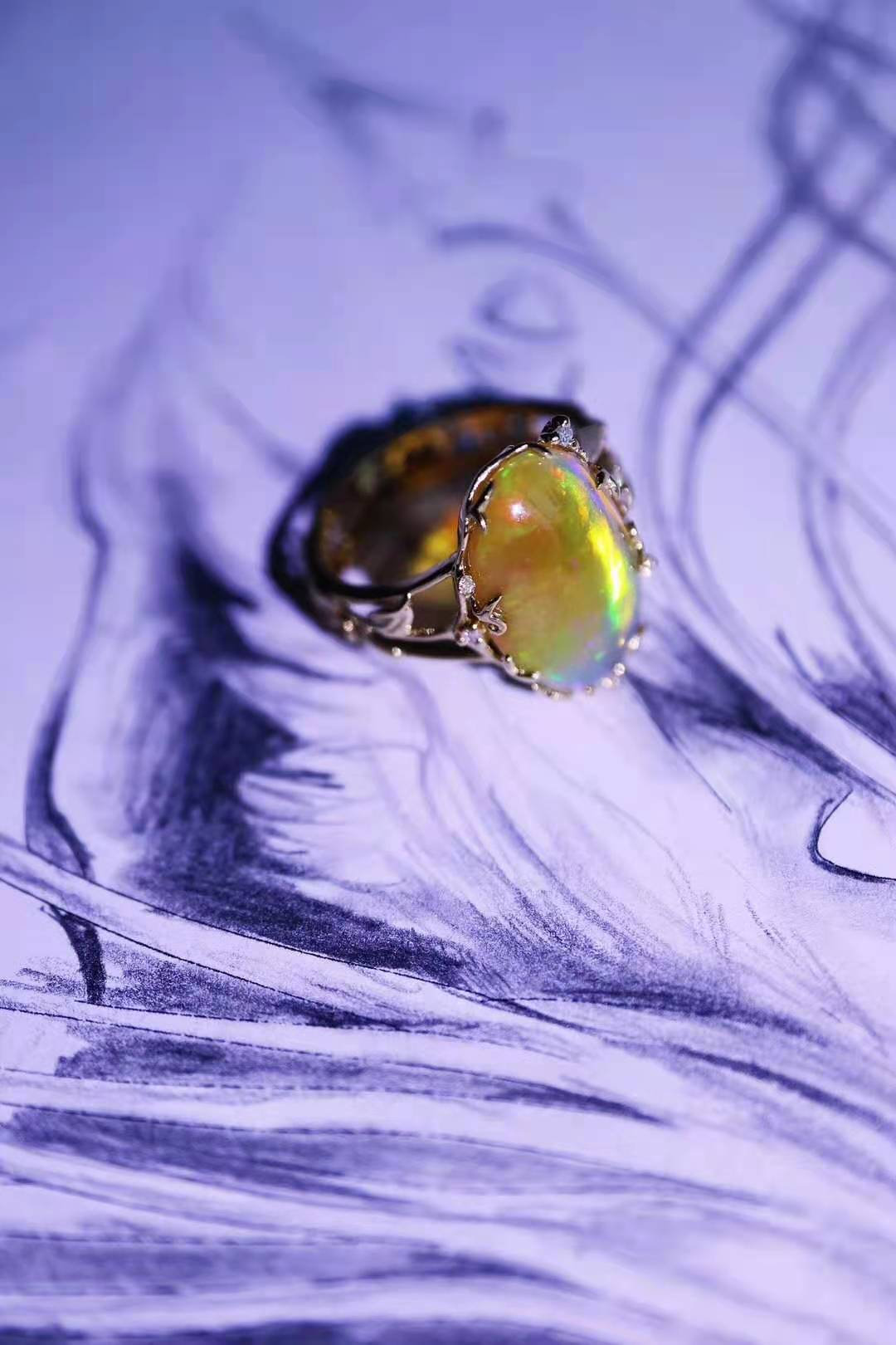 欧泊一种拥有世间所有颜色的宝石，关键还不贵