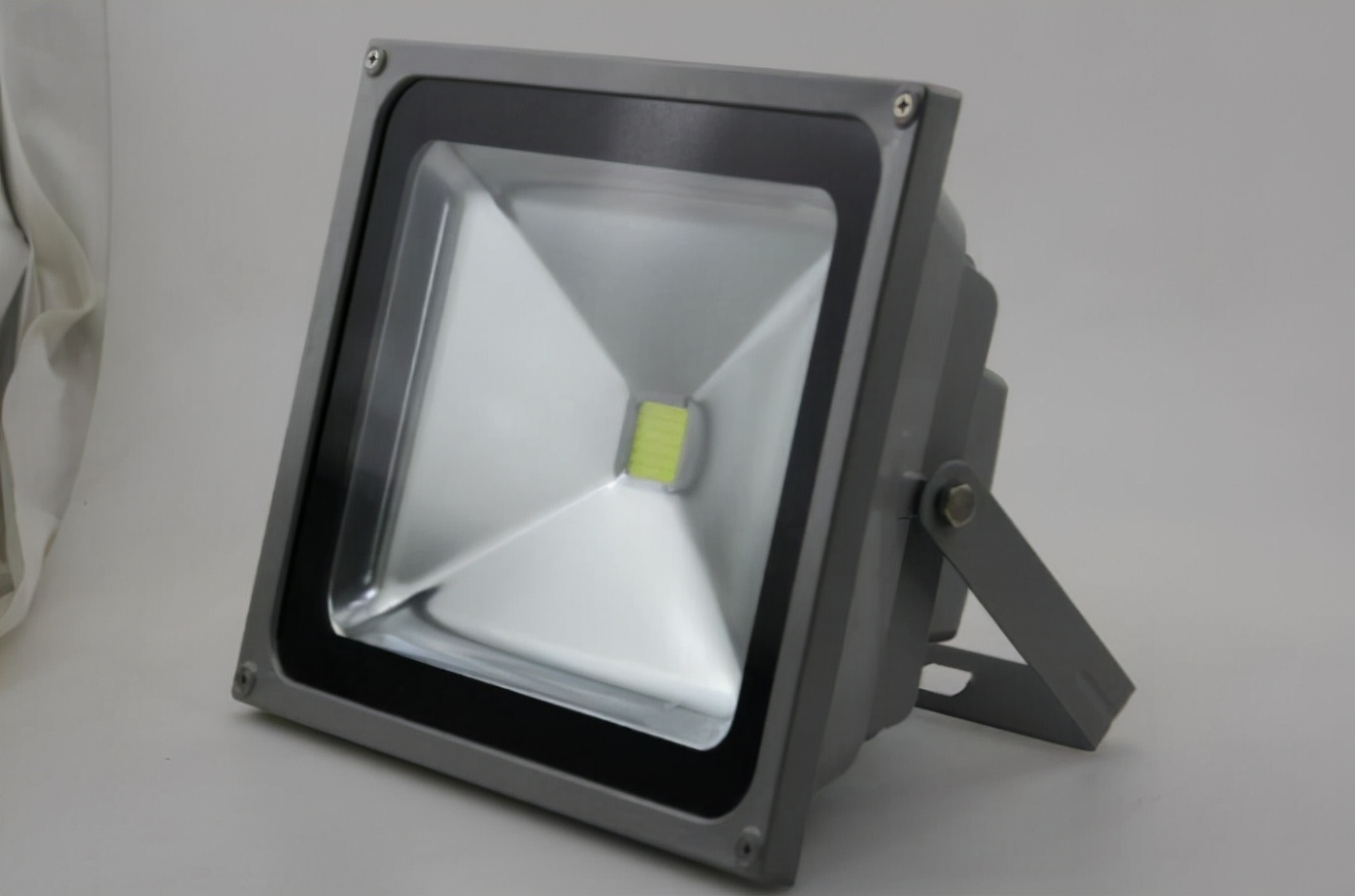 400w篮球场专用灯,大连篮球场室外有灯