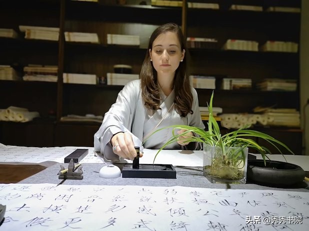 欲赴烟霞。识破浮华。这盏茶