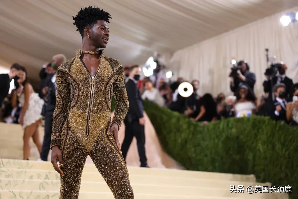 卡戴珊化身摄魂怪、碧梨赛白雪公主...今年METGALA妖魔鬼怪再出洞