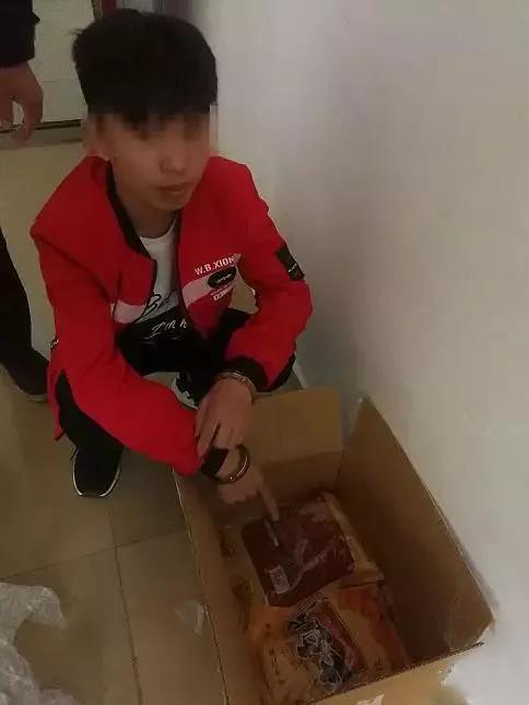 男子假扮女孩和兄弟谈恋爱,两男的假扮女孩骗网友