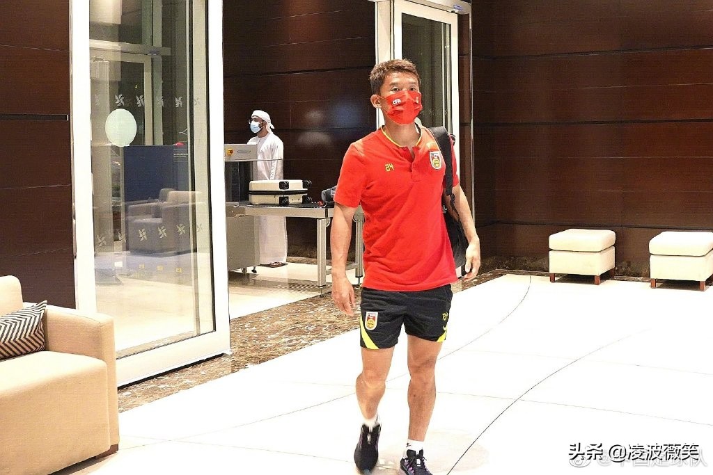 国足抵达泰国后获大量球迷接机,国足赴阿联酋沙迦