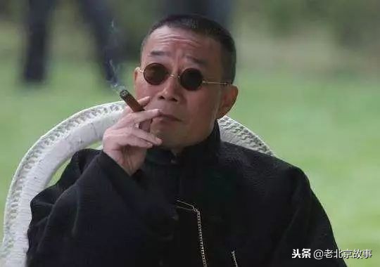 老板来瓶七块的啤酒,老板来盒红色的烟