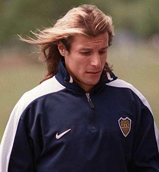 他被誉“风之子”,曾效力两支死敌,与马拉多纳上演“世纪之吻”