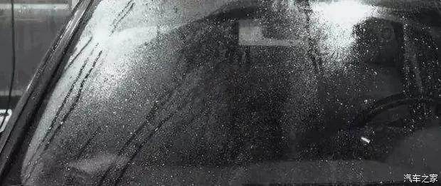 前挡风玻璃贴膜模糊朦胧怎么处理,前挡风玻璃模糊刮不干净怎么处理