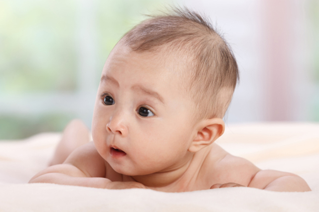 宝宝头发发黄怎么回事需要补什么,宝宝头发少发黄是什么原因