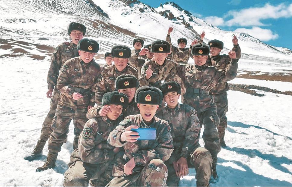 边防战士在风雪中的坚守,屹立在喀喇昆仑高原的边防战士