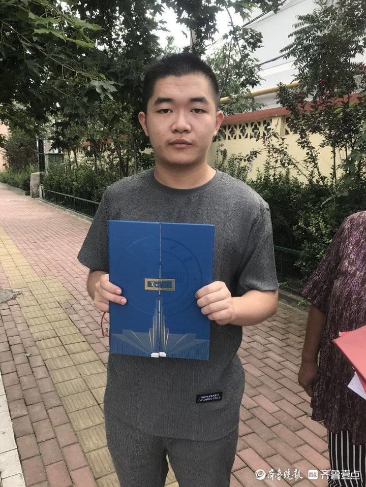 爸爸脑梗妈妈摆地摊,父亲脑梗女儿考上厦门大学