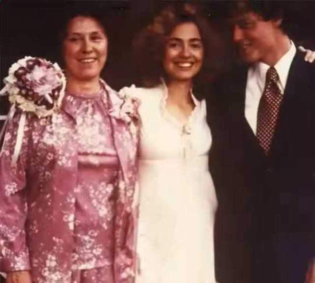 希拉里有多强势？坐在椅子上翘着二郎腿，教蹲在脚边的克林顿做事