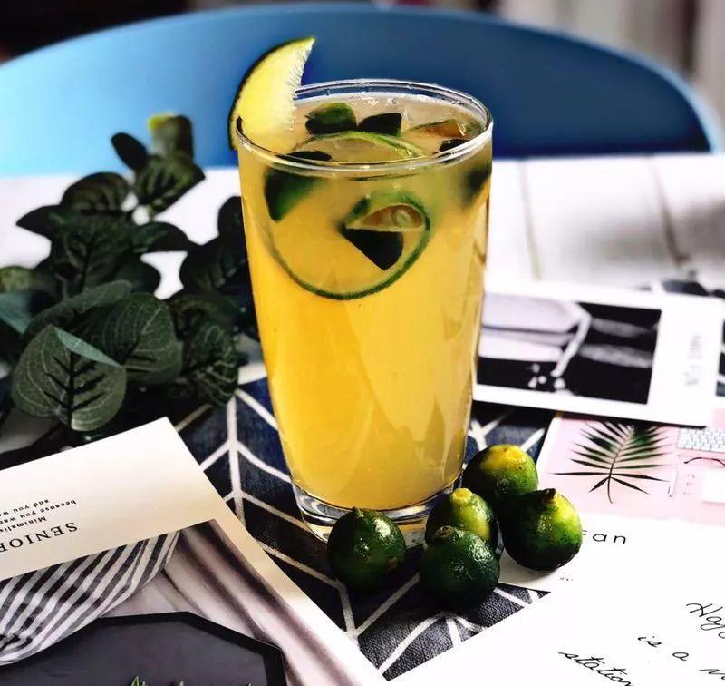 双色的双层小店，晚上有满天星星，呆足一天也不够