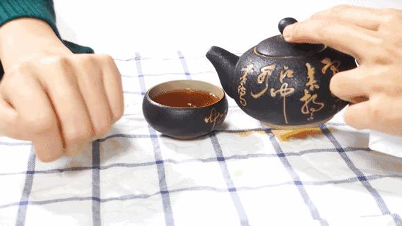 别人给倒茶为什么要敲桌子几下,别人倒茶为什么要敲三下桌面