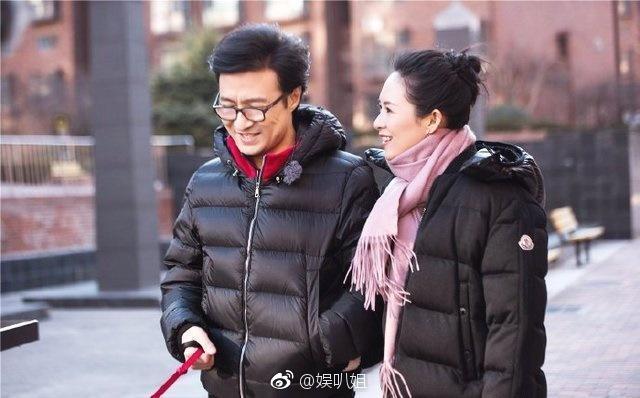 霍启刚背购物袋,霍启刚机场手捧郭晶晶的火炬