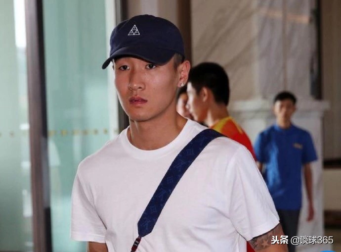 国足抵海口周身装扮惹热议球迷,国足奢侈品