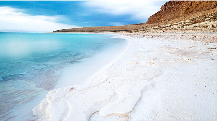 脸上长痘痘的原因和注意事项,脸上长痘痘到底应该怎么解决