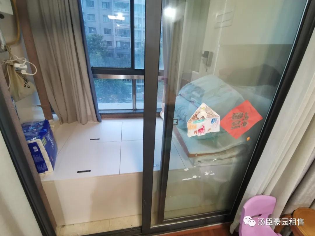 张江汤臣豪园四期新挂牌109㎡大两房一套，精装修诚意出售