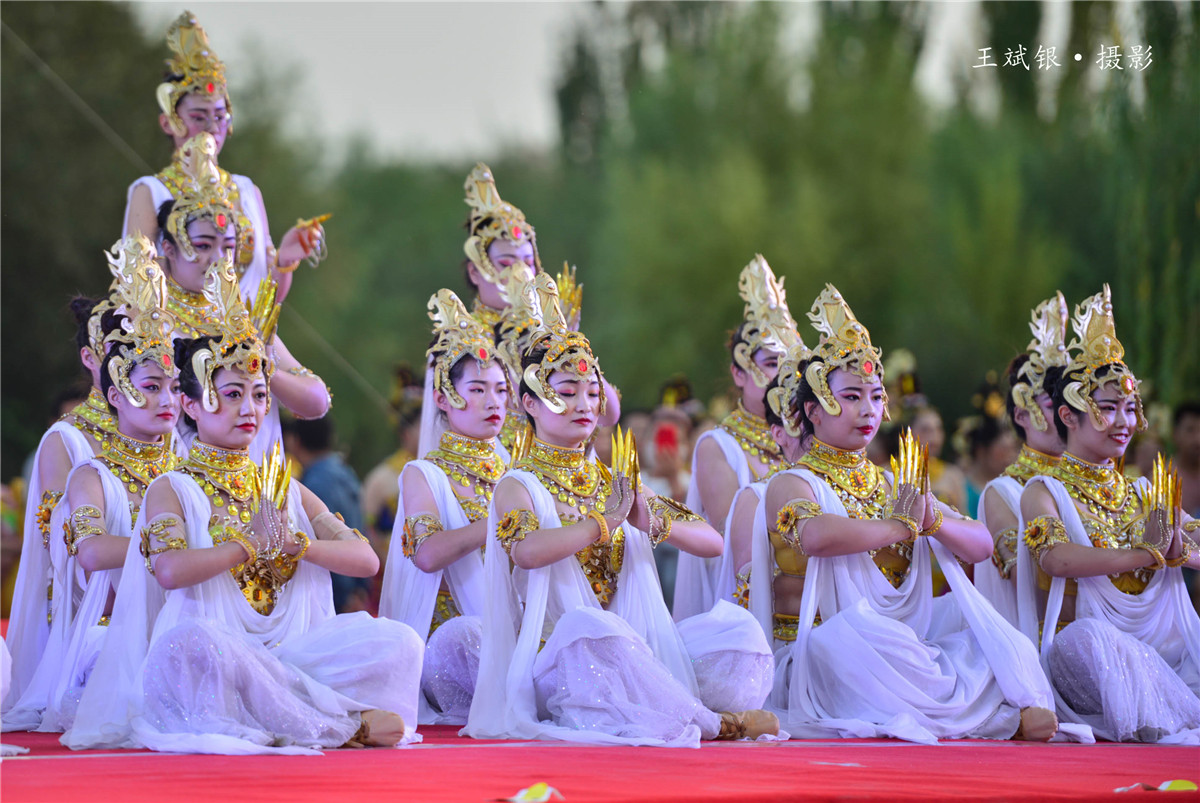 适合穿敦煌服跳的舞,跳敦煌舞服装