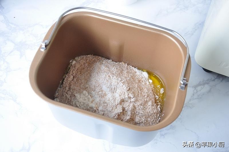 用面包机做早餐美食视频,用面包机做松软吐司