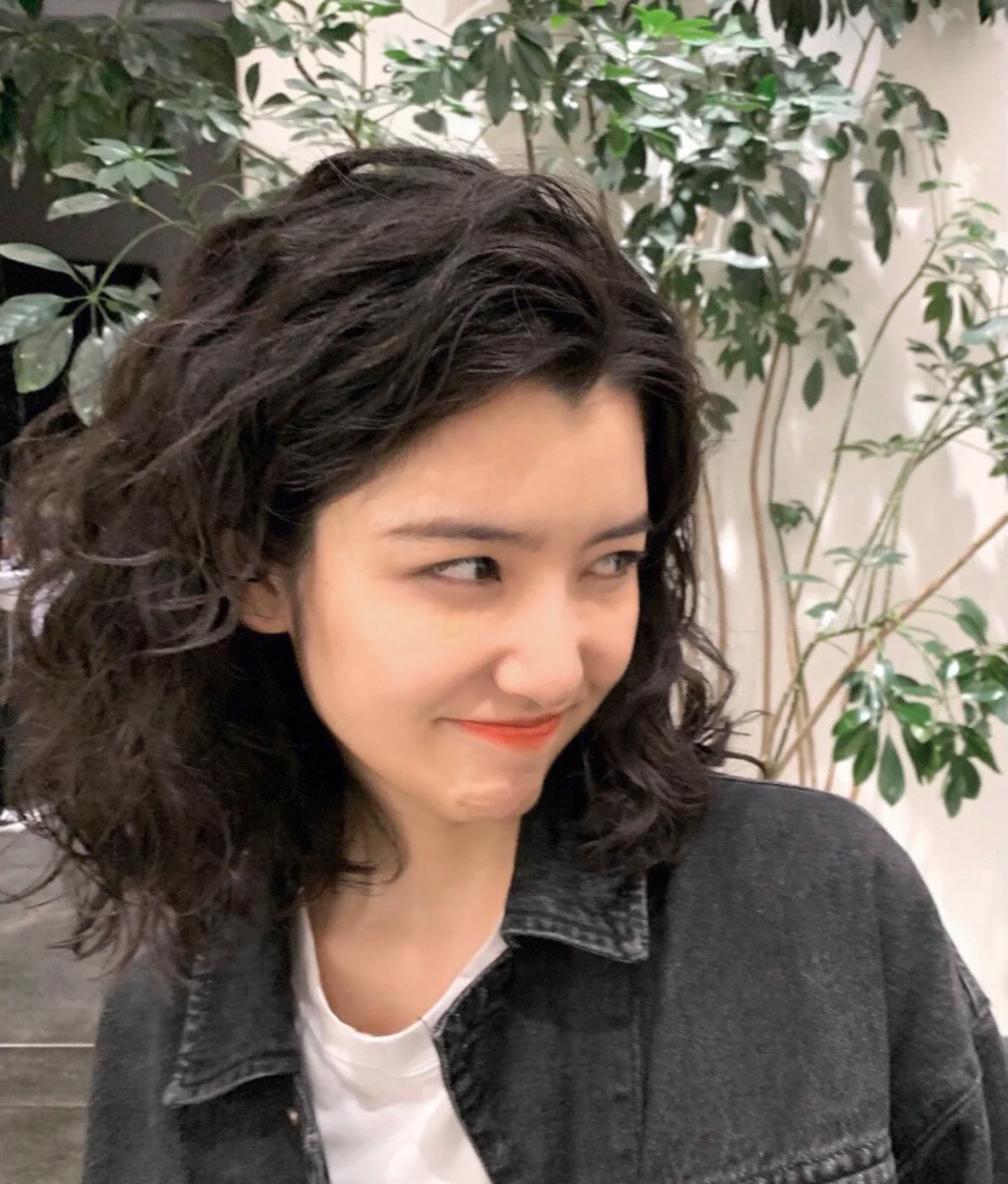 刘海中长发波浪卷发型,适合齐刘海的卷发减龄