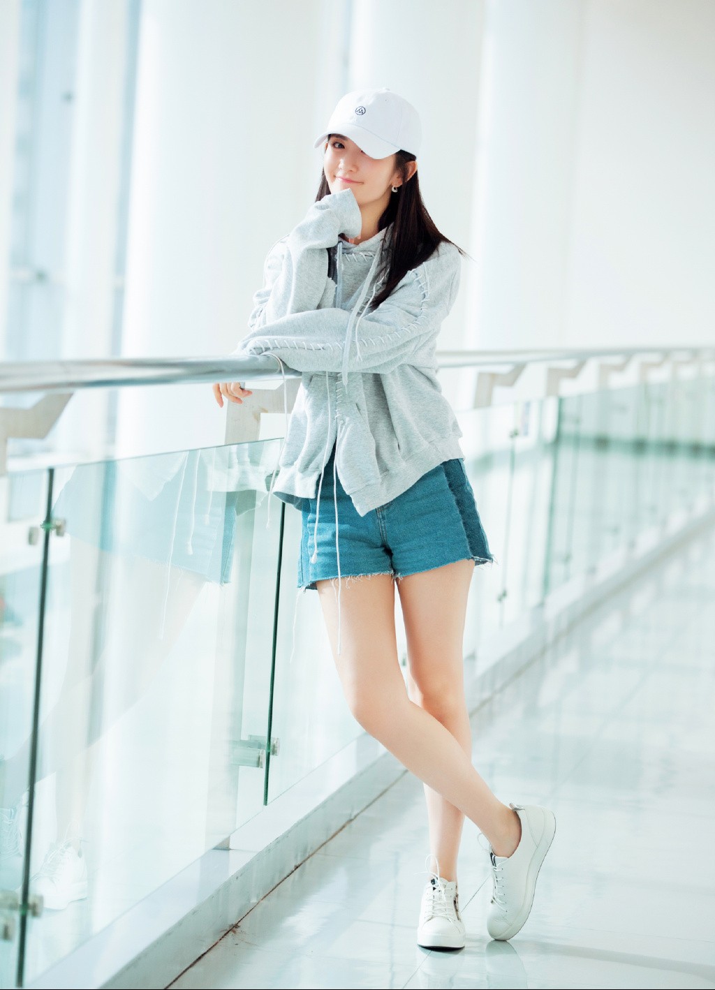 谢娜晒美照大背头造型酷帅十足,谢娜晒证件照扎着麻花辫尽显清纯