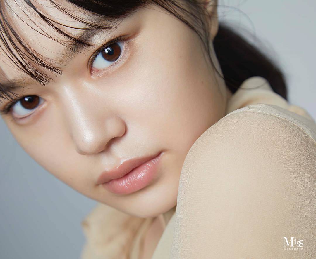 哑光妆容的魅力，在于提供漆黑的夜晚，展现色彩之美