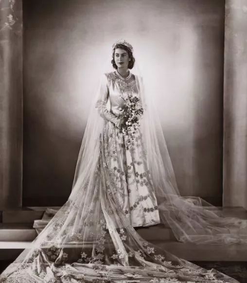 昆凌结婚穿的婚纱真的好大气,唐嫣昆凌婚纱