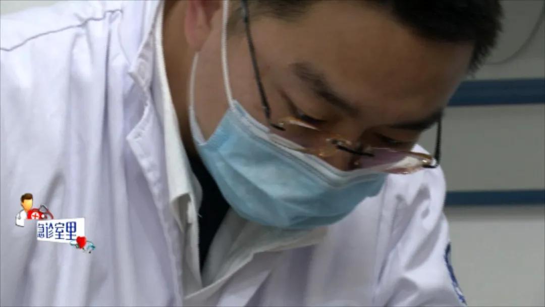 男子被角磨机割伤后活了下来,男子操作绞肉机不慎被咬手