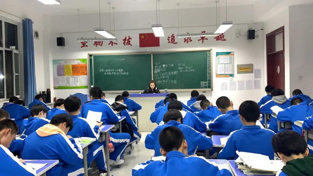 晚自习同学们在争分夺秒的学习,自习课上同学们都在埋头复习