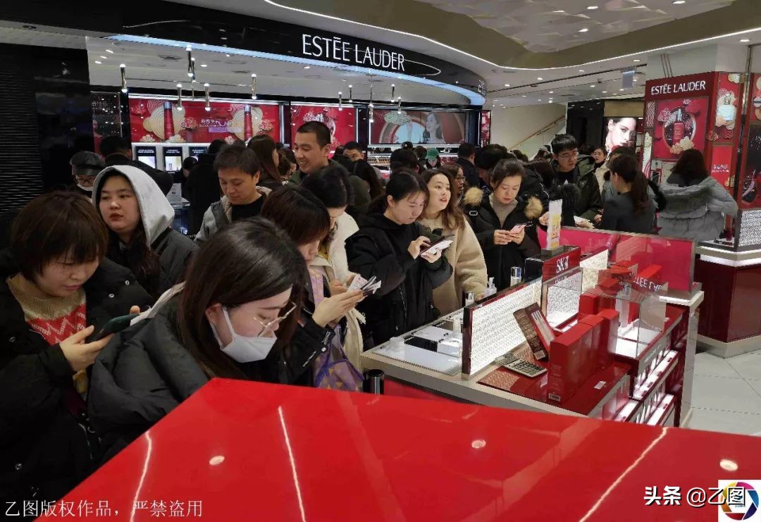 韩国免税店抢购中国游客,韩国免税店爆火