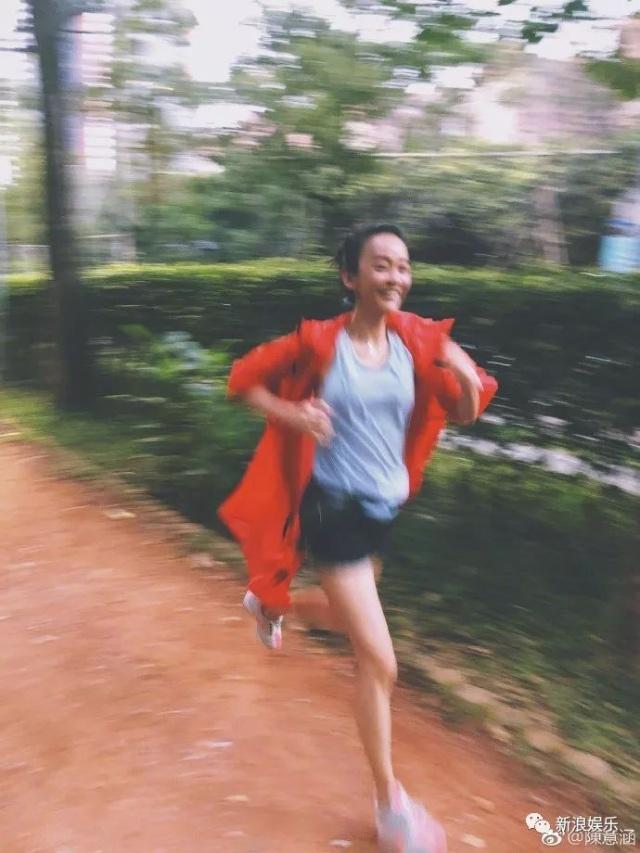 36岁怀孕7个月水底劈叉孕期运动，你也可以和明星一样