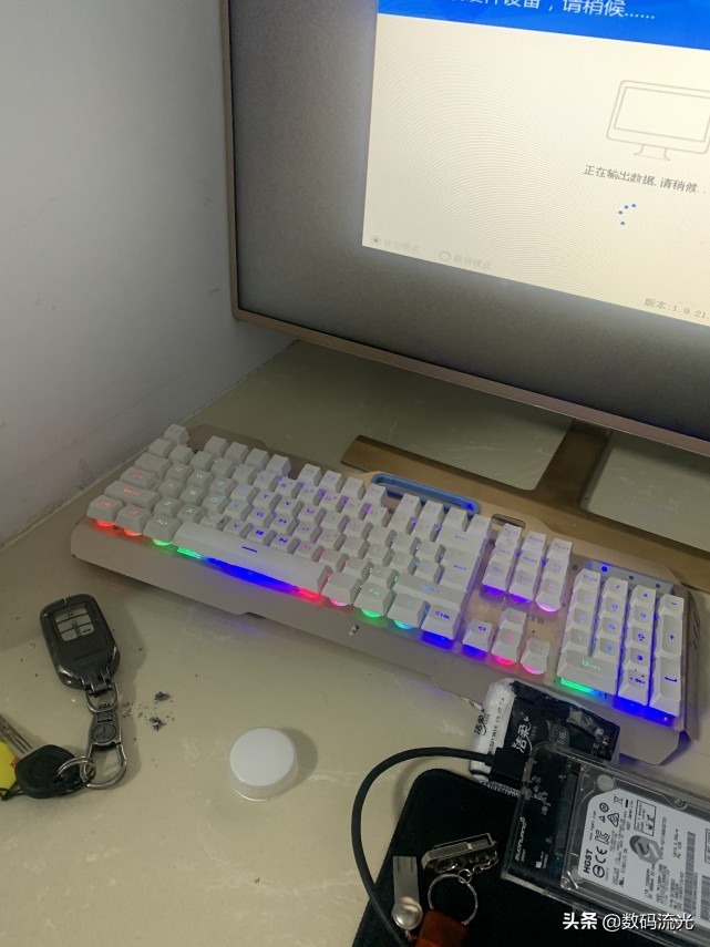 给短视频直播作者修电脑，一开门被里面的景象惊到了，赚钱吗？