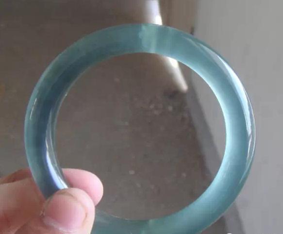 翡翠手镯基本知识大全,翡翠手镯的鉴赏方法和技巧