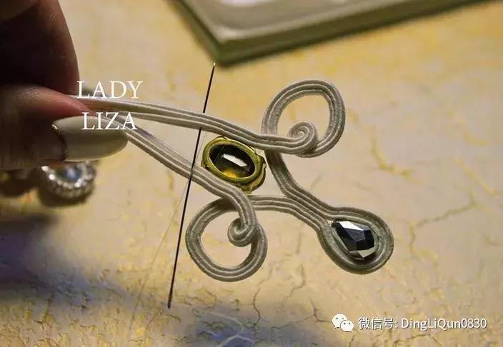 珍珠手工串珠教程,串珠教程简单优雅的s型珍珠耳坠