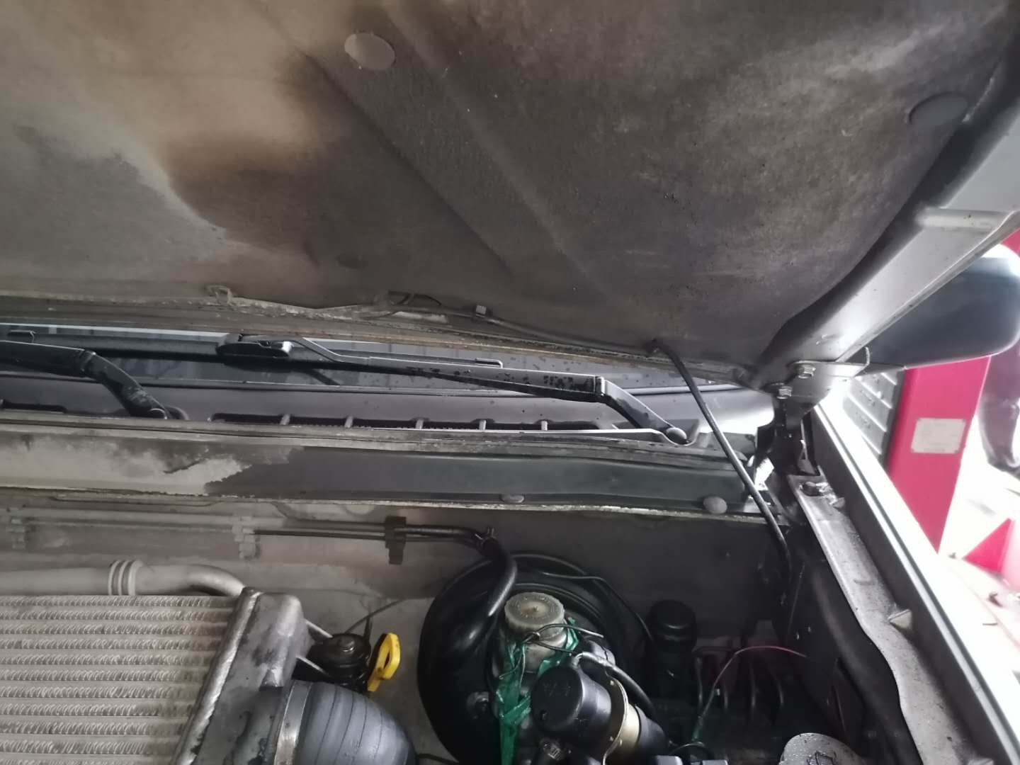 才跑4万公里货车烧机油怎么回事,发动机烧机油活塞发黑