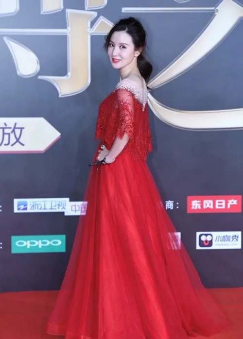 39岁张萌不愧是“环球小姐冠军”一件红色连衣裙也能穿出超模范