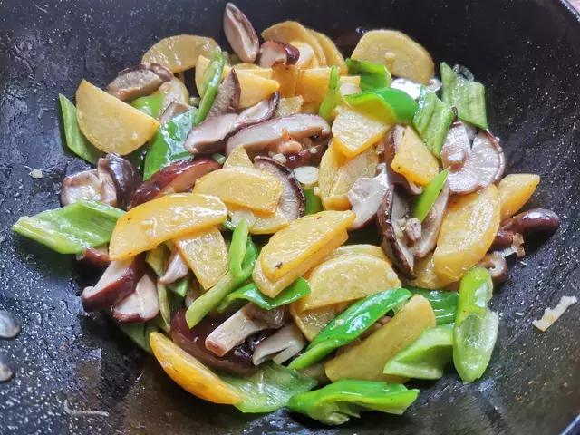 土豆和香菇做法家常菜,香菇土豆炖肉这样做全家人都爱吃