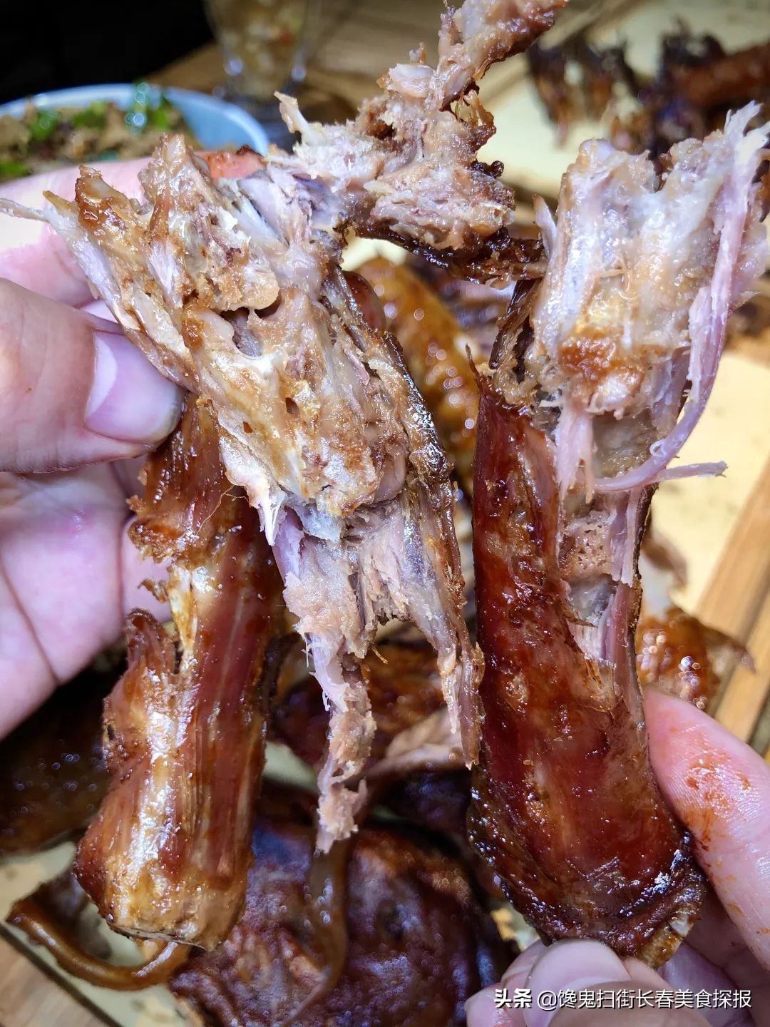 二道老厂区奇店。鹅的一切，全都炭火烤。烤鹅脖大锤抡