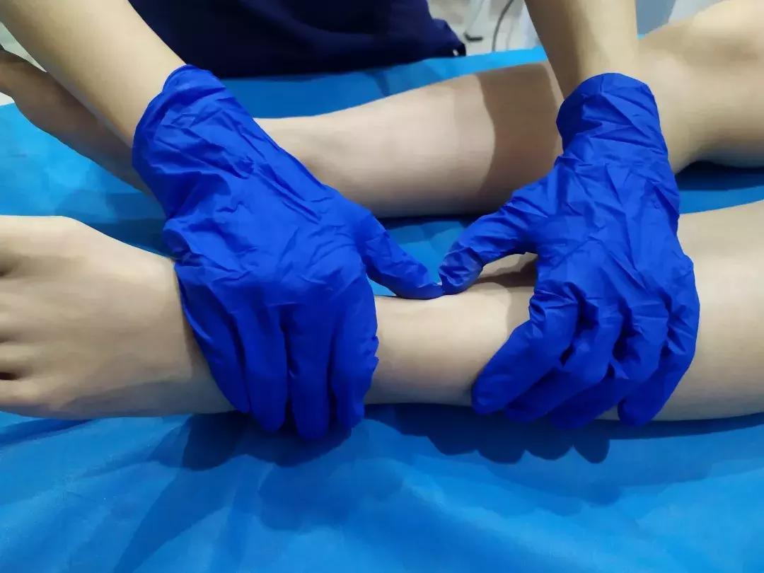 踝关节扭伤会引起扁平足吗,扁平足造成膝关节受伤怎样治疗