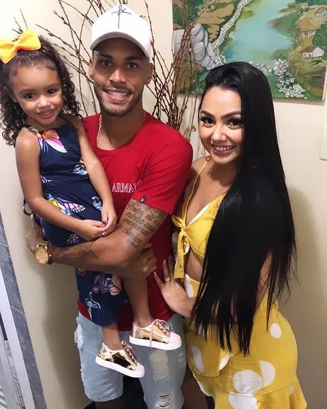 巴西足球球员在街头,国足足球赛场外摆摊