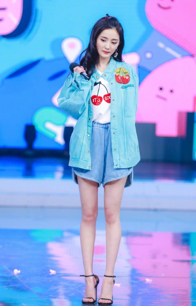 杨幂草莓果冻鞋,杨幂穿出少女心