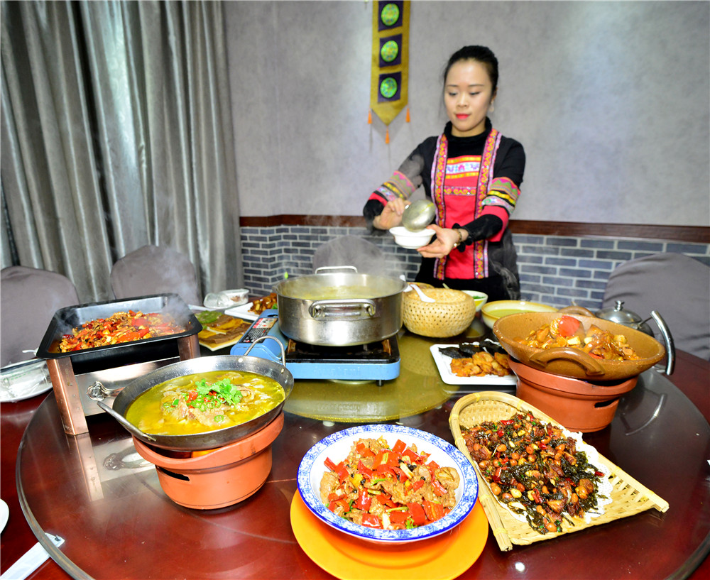 桂林藏在山洞里的油茶店,桂林开在半山腰的油茶店