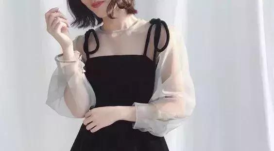 洋气上档次吊带裙秋冬内搭,今年最火的吊带裙内搭