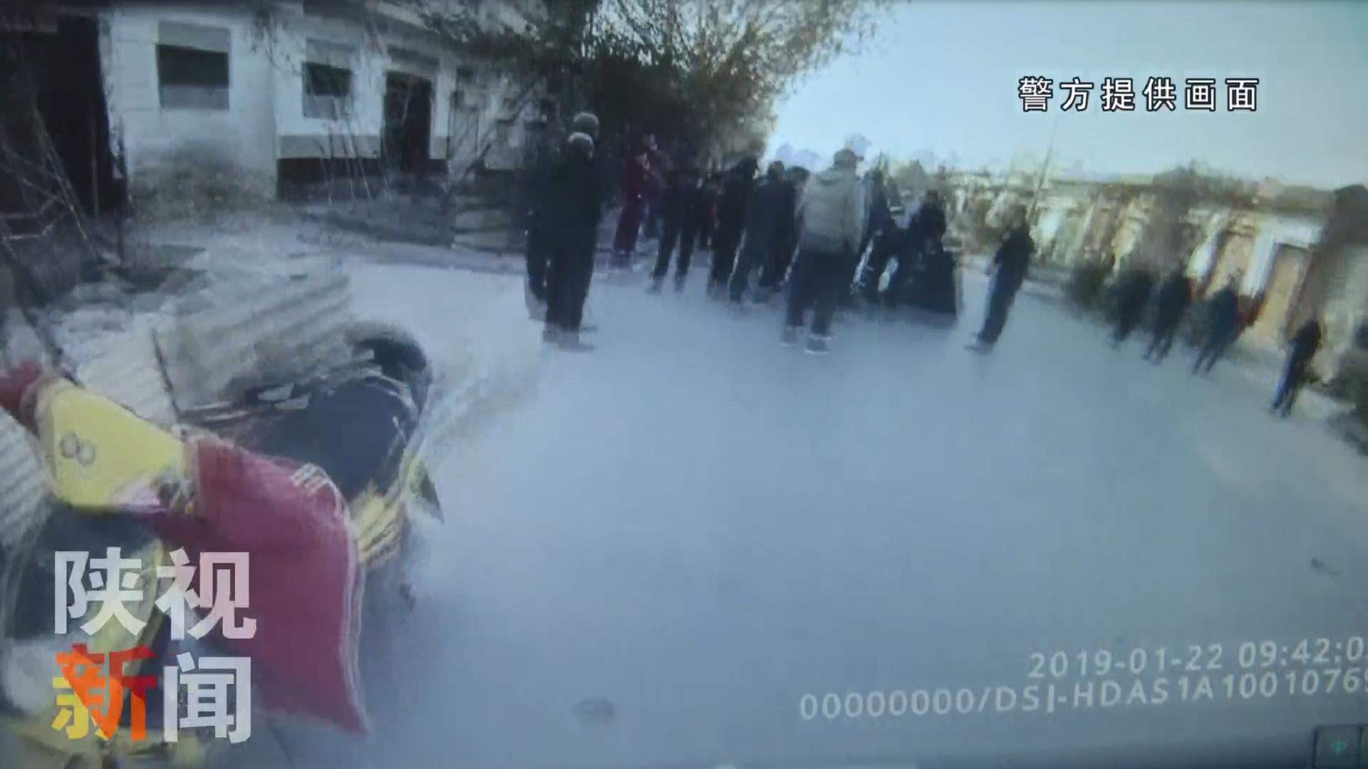 乡村道路撞人事故,村民在省道上办酒席被撞