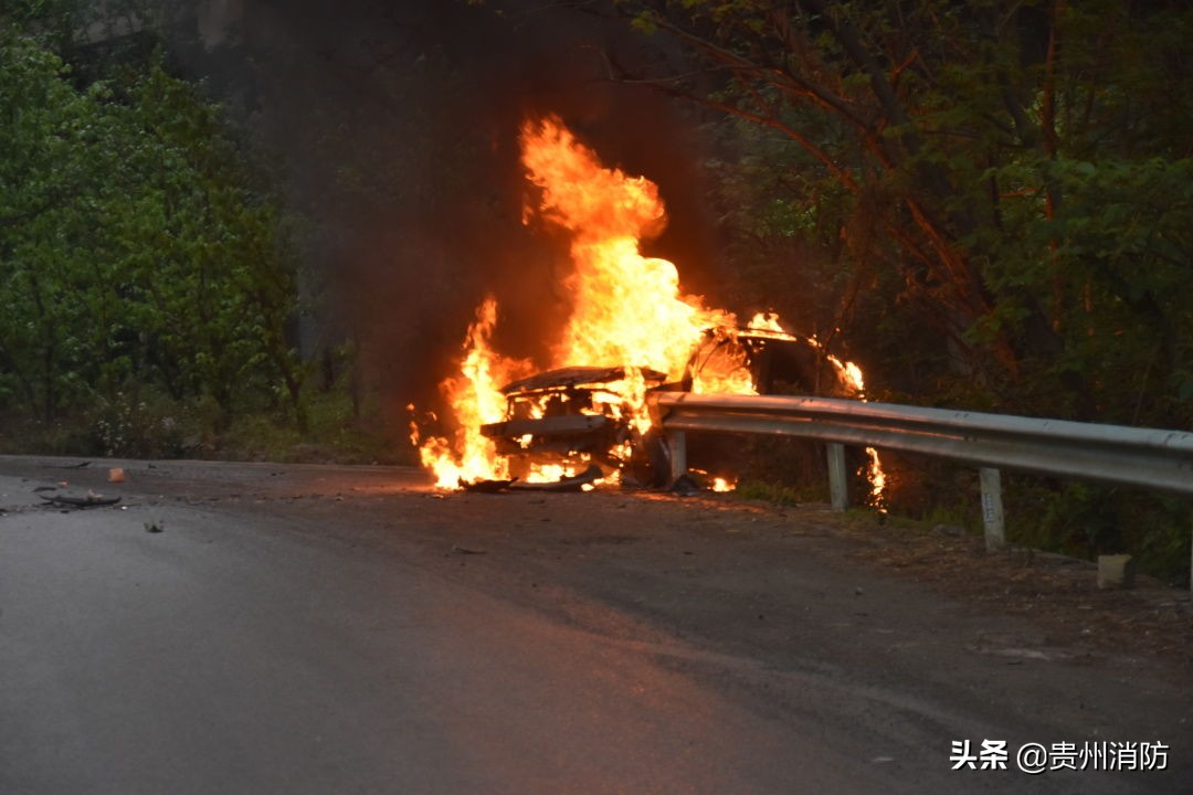 两车相撞冒烟燃烧完整版,两车相撞现场燃起了大火