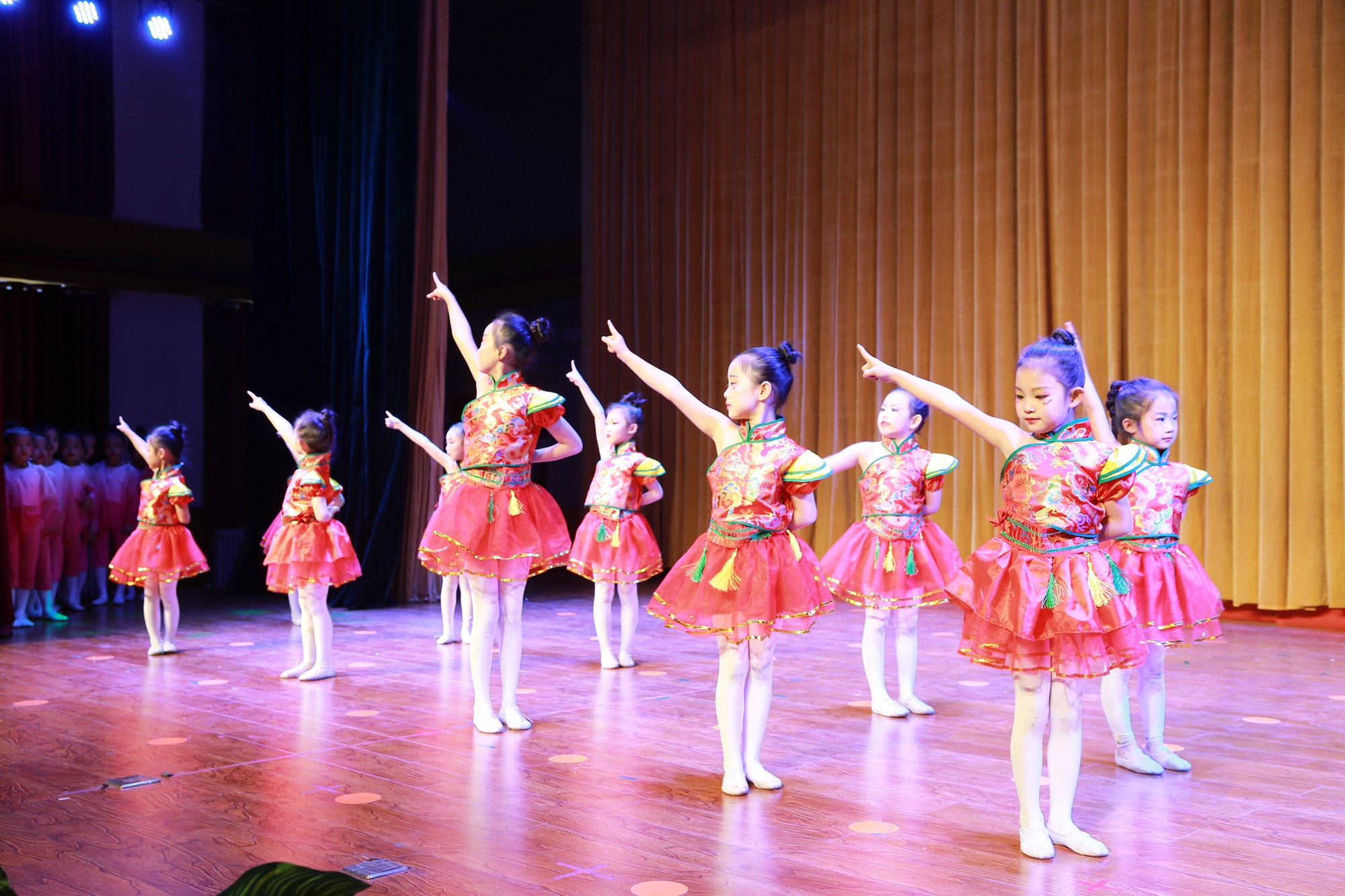 金鸡艺术《舞动人生梦想起航》专场晚会在青少年活动中心演出