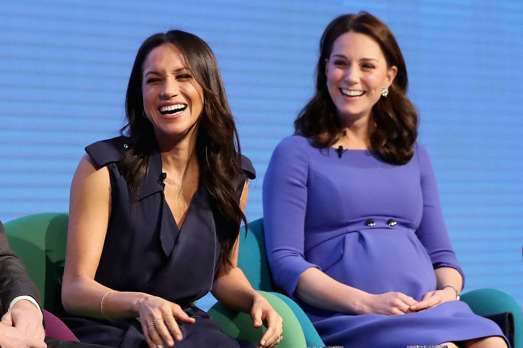 梅根出席王室活动不自信,梅根退出王室后首次见到女王