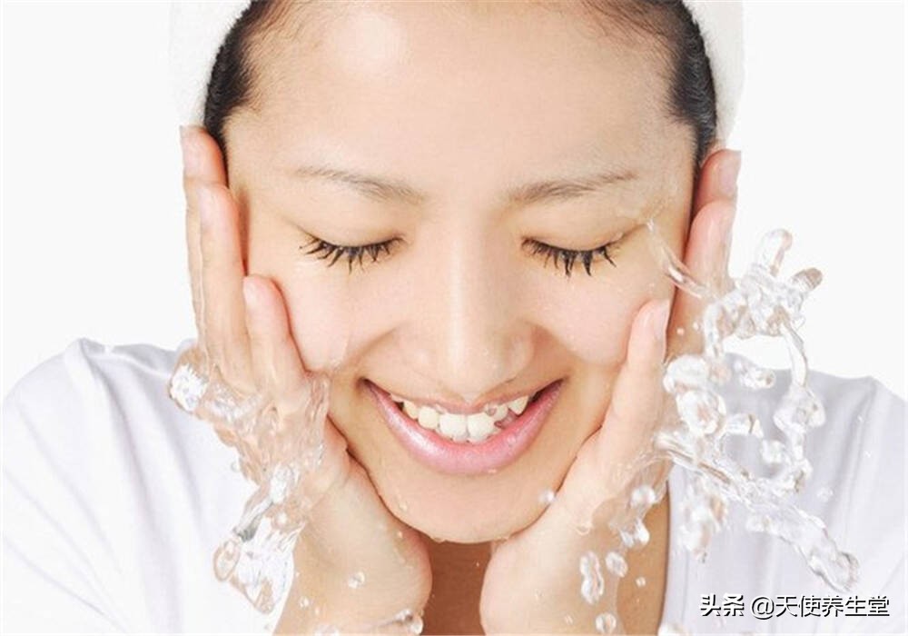 冬天早上热水洗脸还是冷水洗脸好,敏感肌肤冬天用冷水洗脸可以不